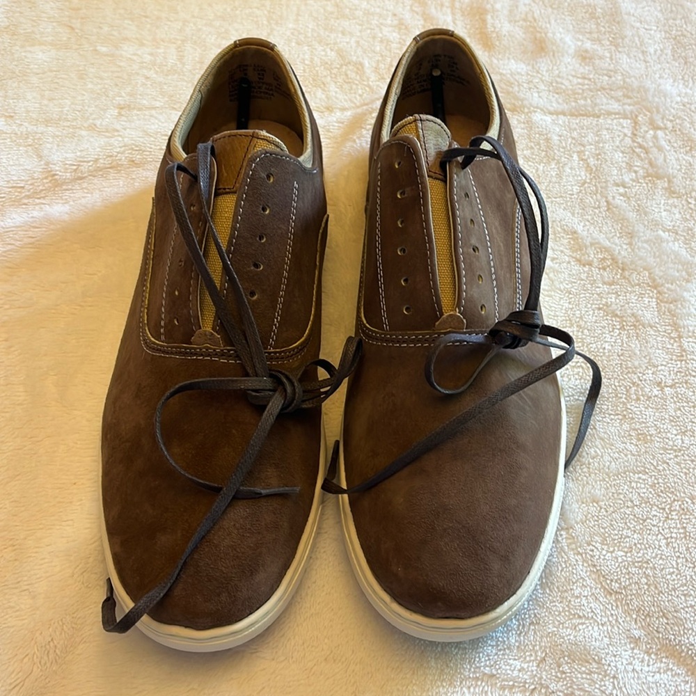 New Hush Puppies Leo Tan Suede Shoes. Size 10. Never been worn.